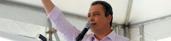 Rui inicia a semana com entrega de habitações em Salvador