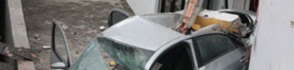 Carro cai de 7º andar de garagem da Receita Federal com 3 pessoas