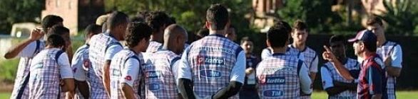 Na reapresentação, René começa a montar o time que enfrenta o Vasco