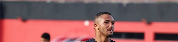Ainda com dores, Felipe Garcia aguarda exames e pode desfalcar o Vitória