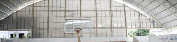 Destaque da seleção brasileira de basquete visita projeto esportivo em Cajazeira