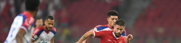 Com polêmica no VAR e falhas de goleiros, Inter vence o Bahia e dorme no G-4