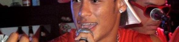 Neymar aparece na Sapucaí e ataca de cantor sertanejo em camarote