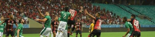 Guarani bate Vitória, sai da lanterna e vê adversário deixar o campo sob vaias