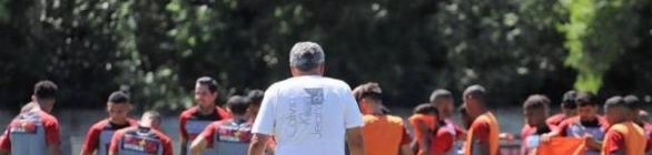 Com dois meses de salários atrasados, jogadores do Vitória decidem não treinar