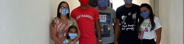 Everaldo, do Corinthians, volta ao bairro onde nasceu em Olinda e doa 100 cestas