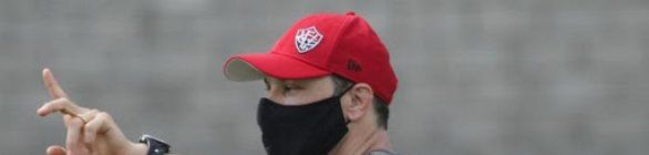 Da prancheta para o campo Pivetti comanda trabalho tático no gramado do Barradão