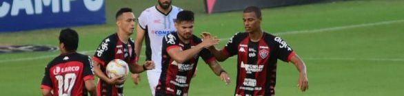 Com dois de Léo Ceará, Vitória vira para cima do Oeste e cola no G-4