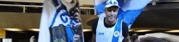 Recebido com festa pela torcida, Alex Silva desembarca em Belo Horizonte