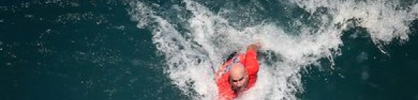 Surfe de peito, o esporte que faz do corpo uma prancha