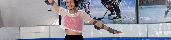 Pista olímpica de patinação no gelo garante diversão para toda família em Feira
