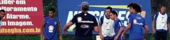 Sem Elias, Falcão comanda treino tático no Fazendão