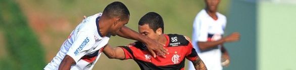 Com arbitragem polêmica e um a menos no 2º tempo, Fla bate Bahia