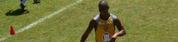 Uelliton diz que está 100%, mas volta a ser barrado no Vitória