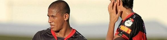 Antes de duelo decisivo, PC Gusmão libera três jogadores do Vitória