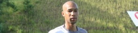 Dinei sente dores no joelho e fica fora de treino na Toca do Leão