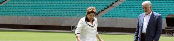 Descalça, presidente Dilma dá o 1º chute e inaugura Arena Fonte Nova