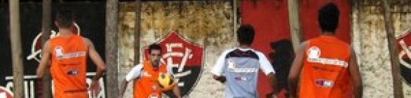 Com susto e recém-chegado, Vitória treina posse de bola no Barradão