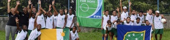 apoia 25 instituições sociais no Brasil através do Football For Hope