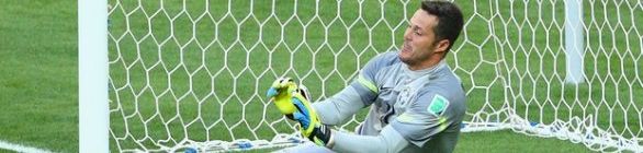 Neymar exalta Julio César: goleiro