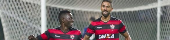 Em jogo com três expulsões, Vitória bate o Coritiba fora e deixa a zona