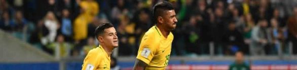 Vitória com casaco pendurado na cadeira
