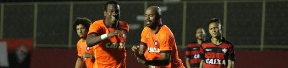 Em jogo de cinco gols e viradas, Atlético-PR bate o Vitória no Barradão