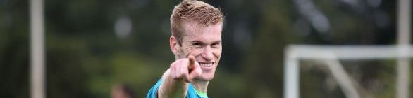 Defesa reforçada: Douglas Grolli treina no Fazendão