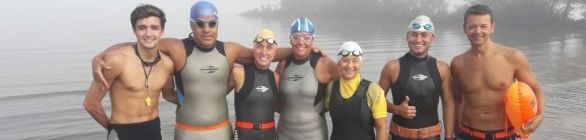 Treino de natação em águas abertas reuniu triatletas e nadadores neste domingo, 