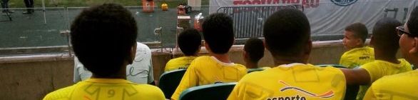 Alunos do Esporte na Cidade assistem ao treinamento do Esporte Clube Bahia  
