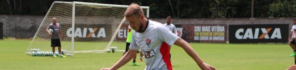 Em negociação com o Coritiba, Uillian Correia viajou para o Paraná 