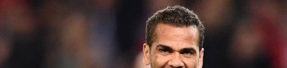 Daniel Alves destaca recorde pessoal de títulos e põe Messi em quinto na lista