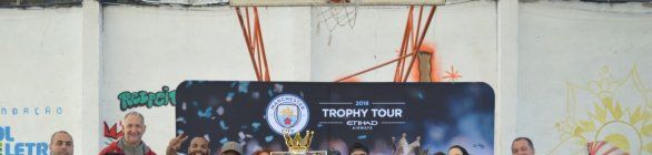 Fundação Gol de Letra recebe turnê mundial de troféus do Manchester City