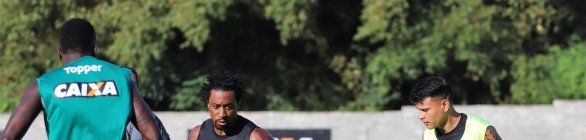 Carpegiani volta a comandar coletivo e faz mudanças na equipe titular do Vitória