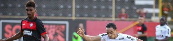 Vitória e Galo protagonizam show de erros, mas baianos se safam e vencem com gol