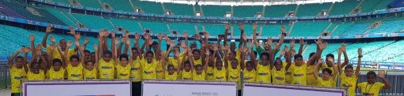 Projeto Esporte na Cidade entrega 150 kits de materiais esportivos para alunos d