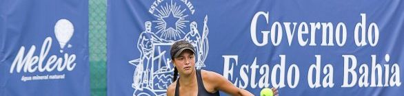 Filha do ex-meia Alex disputa torneio de tênis na Bahia e vence primeira partida