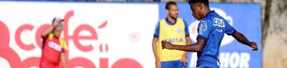 Enderson Moreira esboça time titular para enfrentar o Paraná; com dores