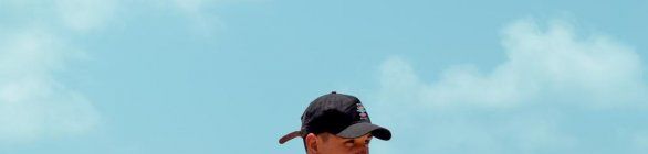 Em Noronha Gabriel Medina ajuda a recolher lixo de praia ante da estreia em 2019