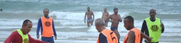 Baianos aproveitam o verão praticando esportes na praia