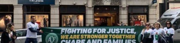 Em Londres, Neto e viúvas do acidente da Chape protestam em frente à seguradora