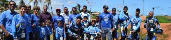 Aulas de bicicross levam emoção e adrenalina à pista que funciona na Praia