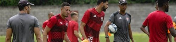 Atletas da equipe de aspirantes treinam com Geninho em coletivo com gols de Léo 