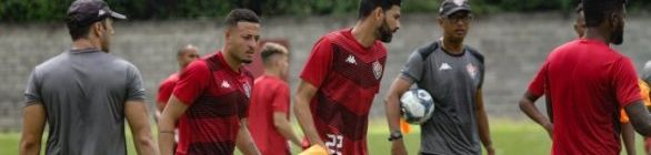 Atletas da equipe de aspirantes treinam com Geninho em coletivo com gols de Léo