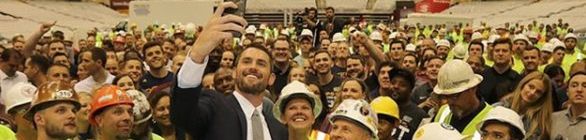 Love doa R$ 480 mil a funcionários da arena dos Cavs sem trabalho por suspensão