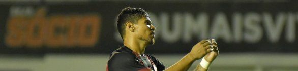 Com situação indefinida no Vitória, atacante Léo Ceará é afastado dos treinos