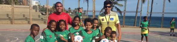 Allan do Carmo entrega uniforme a crianças de projeto esportivo nesta quarta