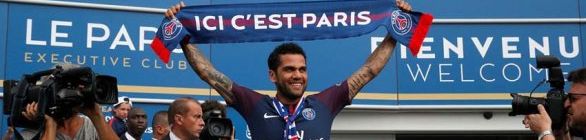 Daniel Alves assina com o Paris Saint Germain