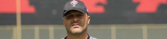 Interino, Flávio Tanajura relaciona 21 jogadores para jogo contra a Chape